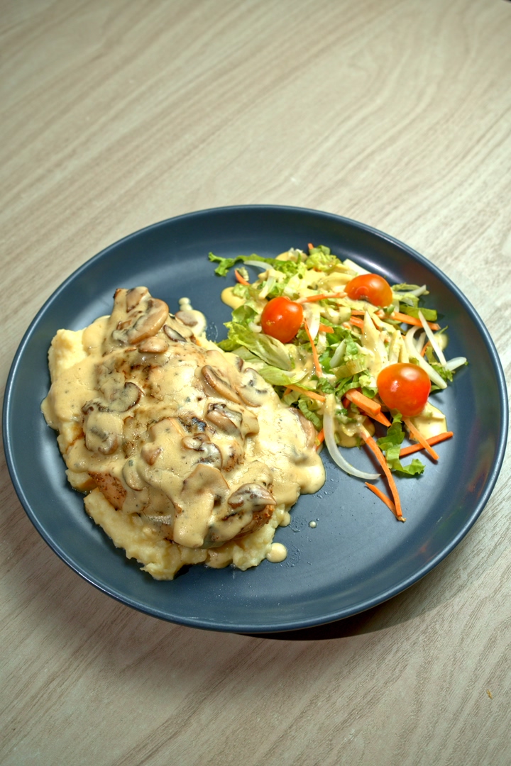 Pechuga en Salsa Cremosa de Champiñones y Queso Azul